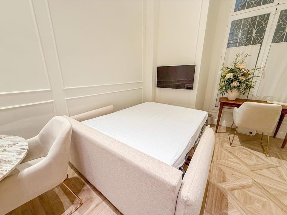 Bed, Living room
