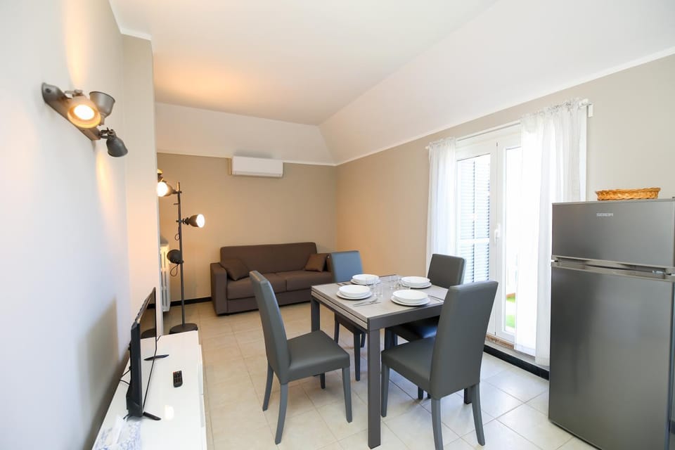 Living room, Seating area, Dining area, air conditioner