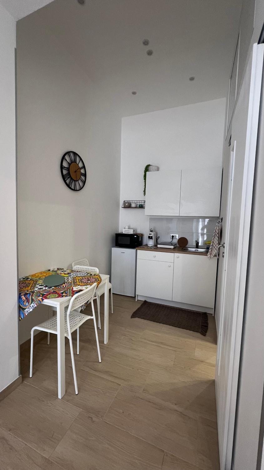 Coffee/tea facilities, Kitchen or kitchenette, Dining area, stove