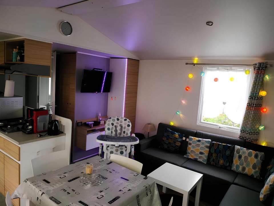 TV and multimedia, Coffee/tea facilities, Seating area, Dining area, microwave, oven, air conditioner, air conditioner