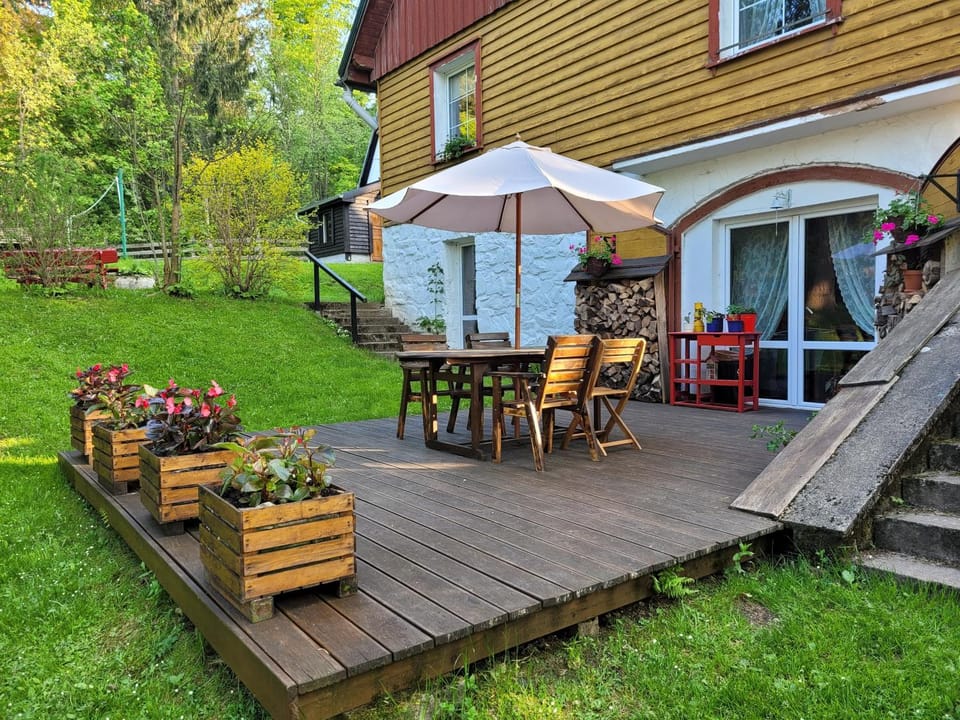 Property building, Patio, Spring, Day, Garden, Dining area, Garden view