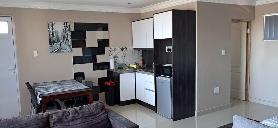 Kitchen or kitchenette, Seating area, Dining area