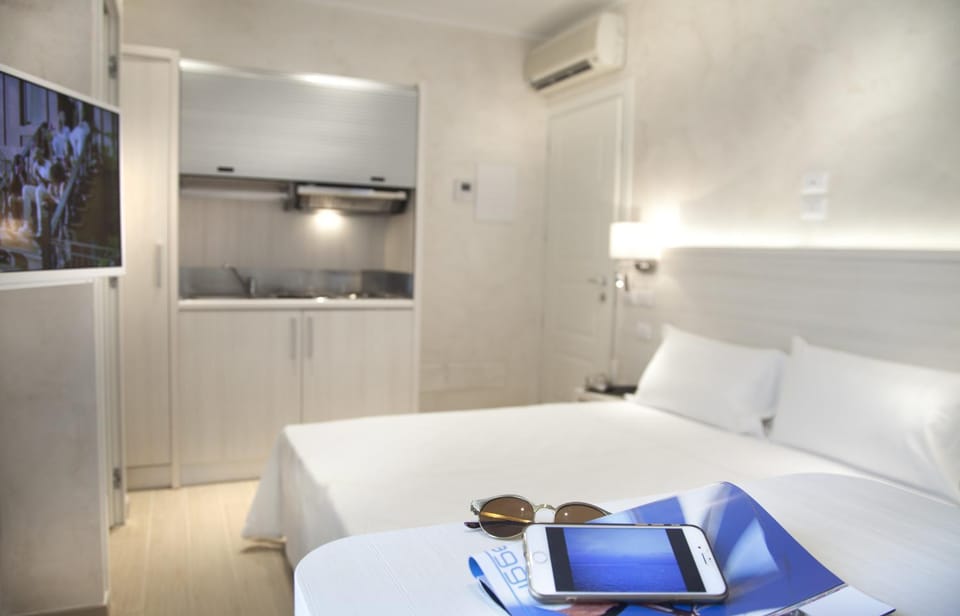 Bed, Kitchen or kitchenette, Dining area