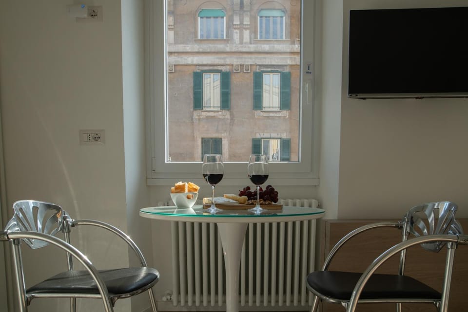 TV and multimedia, Living room, Food and drinks, Seating area, Dining area, Food, internet, internet, air conditioner