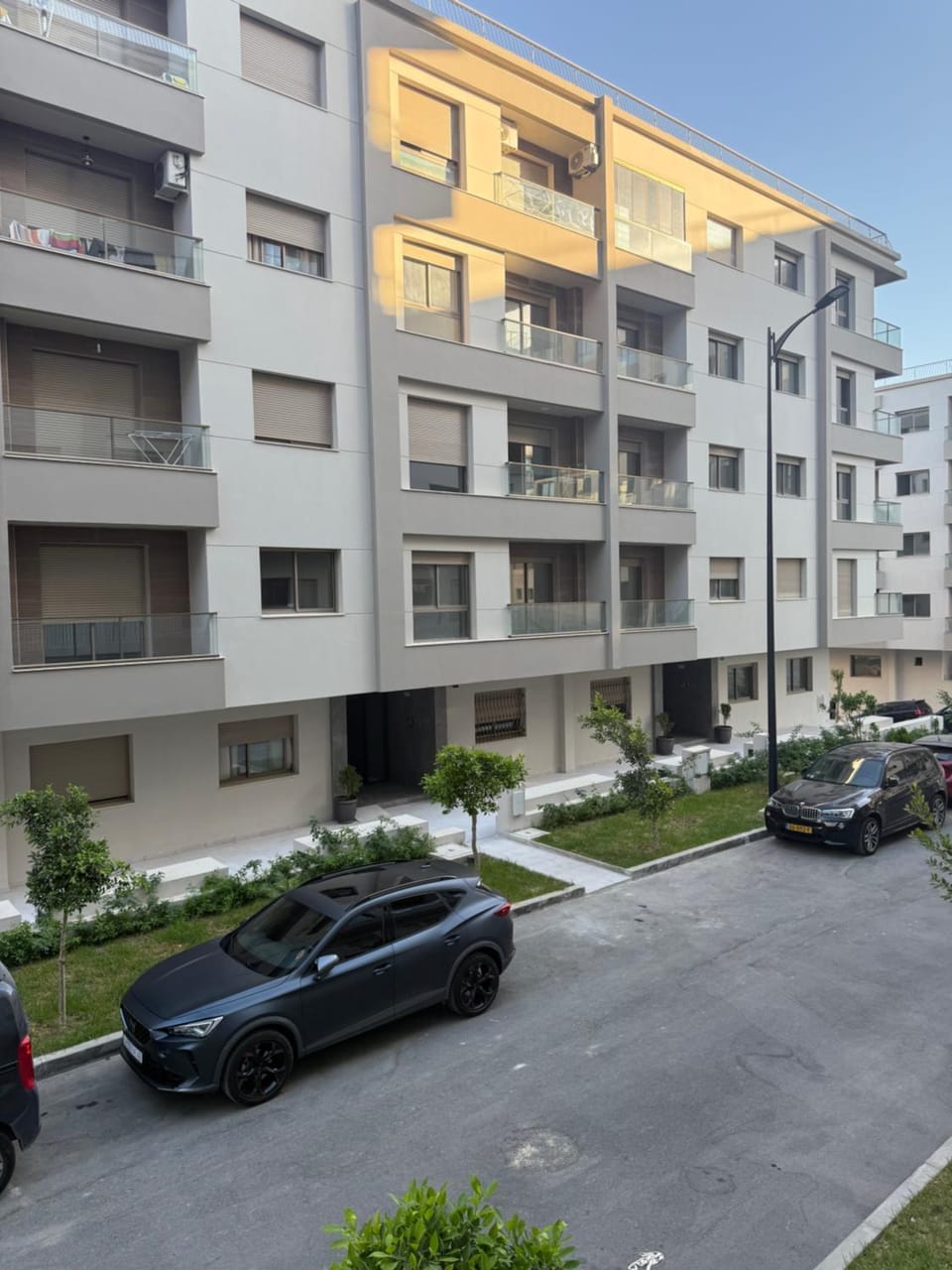 Property building, Day, Neighbourhood, Street view, Parking