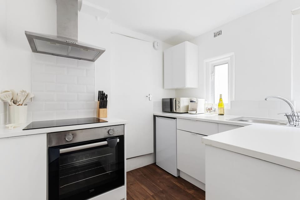 Coffee/tea facilities, Kitchen or kitchenette, oven, stove, toaster