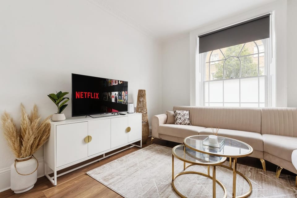TV and multimedia, Living room, Seating area, Evening entertainment