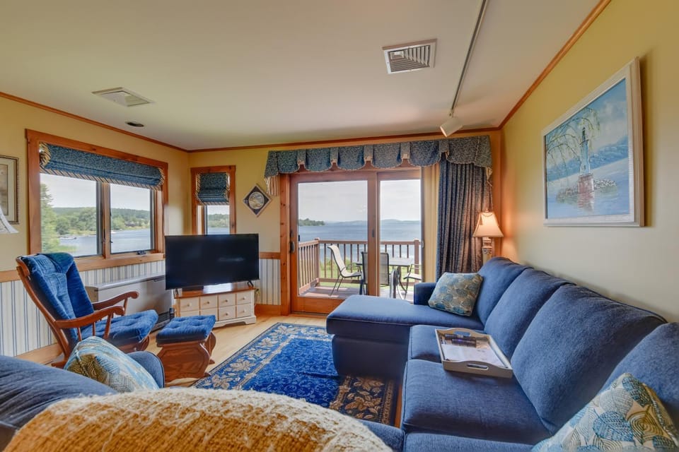 Lake Memphremagog Access: Newport Condo w/ Balcony House in Derby