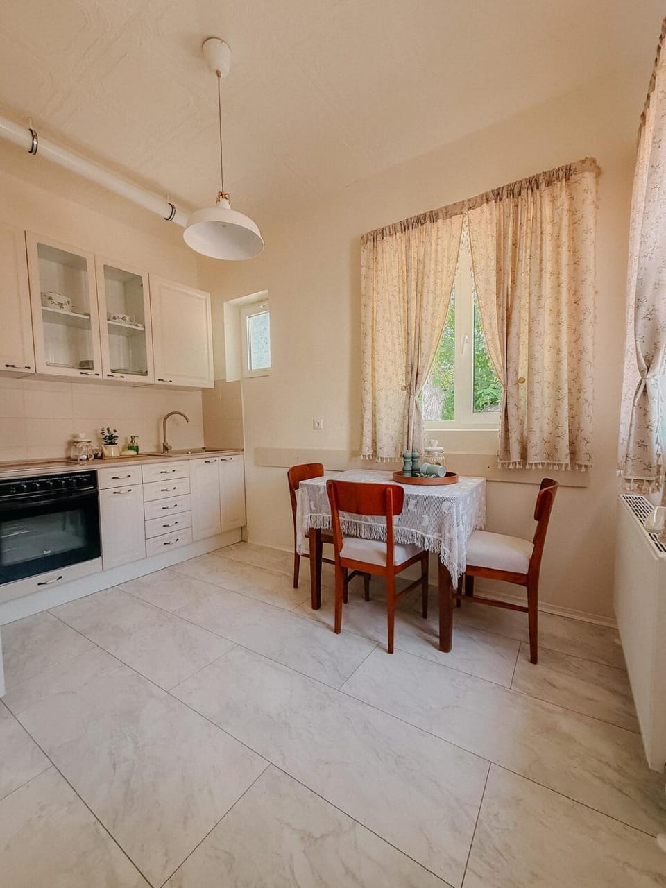 Kitchen or kitchenette, Dining area, stove