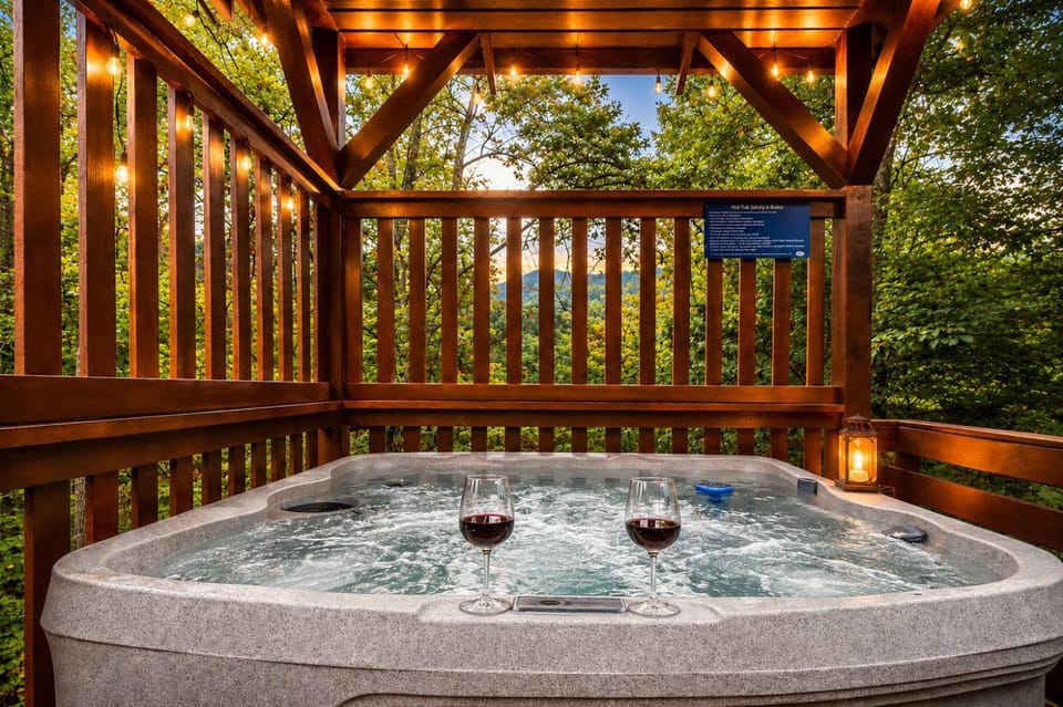 Gatlinburg Getaway - Private Theater & Hot Tub House in Gatlinburg