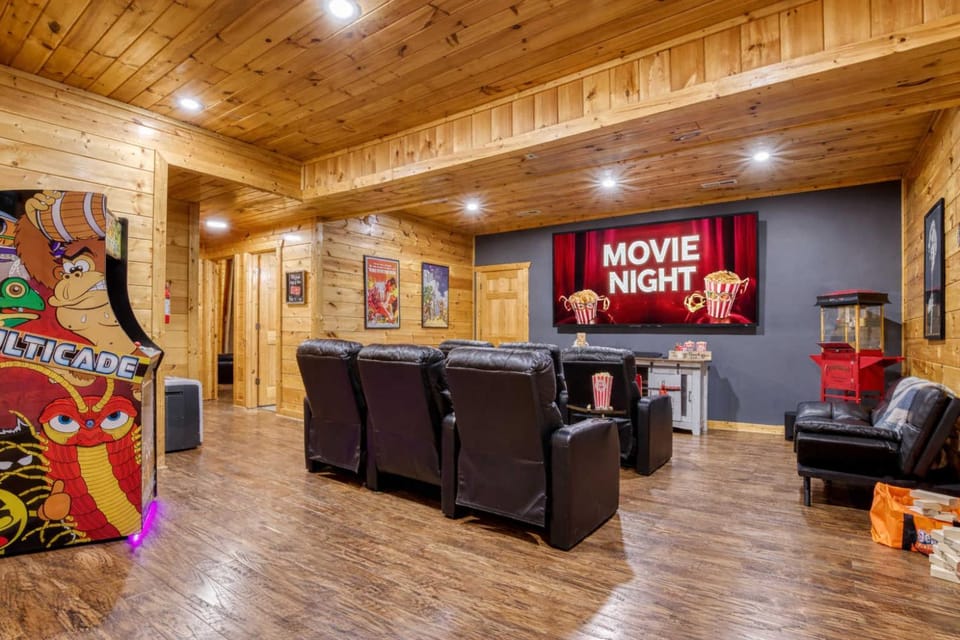 Gatlinburg Getaway - Private Theater & Hot Tub House in Gatlinburg