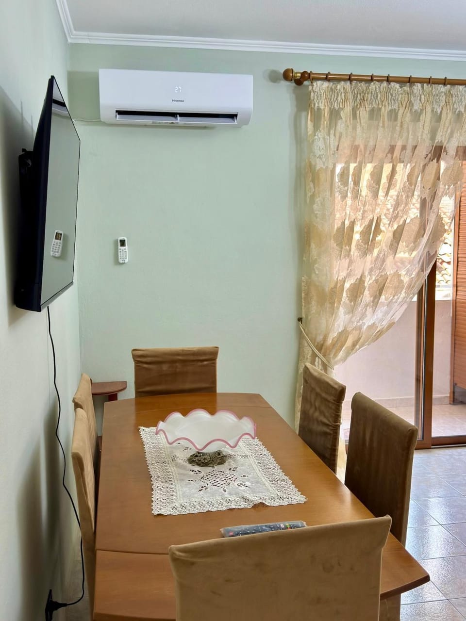 TV and multimedia, Living room, Seating area, air conditioner