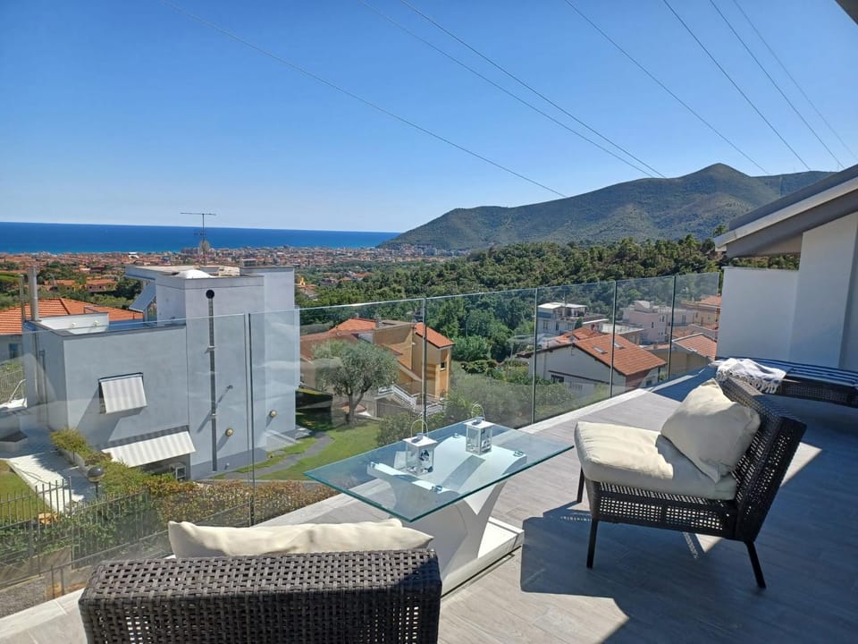 Villa Paolo attico appartamento loft matrimoniale piu singolo diviso da armadi,piu divano letto singolo Apartment in Loano