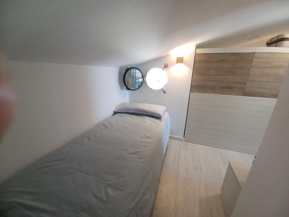 Villa Paolo attico appartamento loft matrimoniale piu singolo diviso da armadi,piu divano letto singolo Apartment in Loano