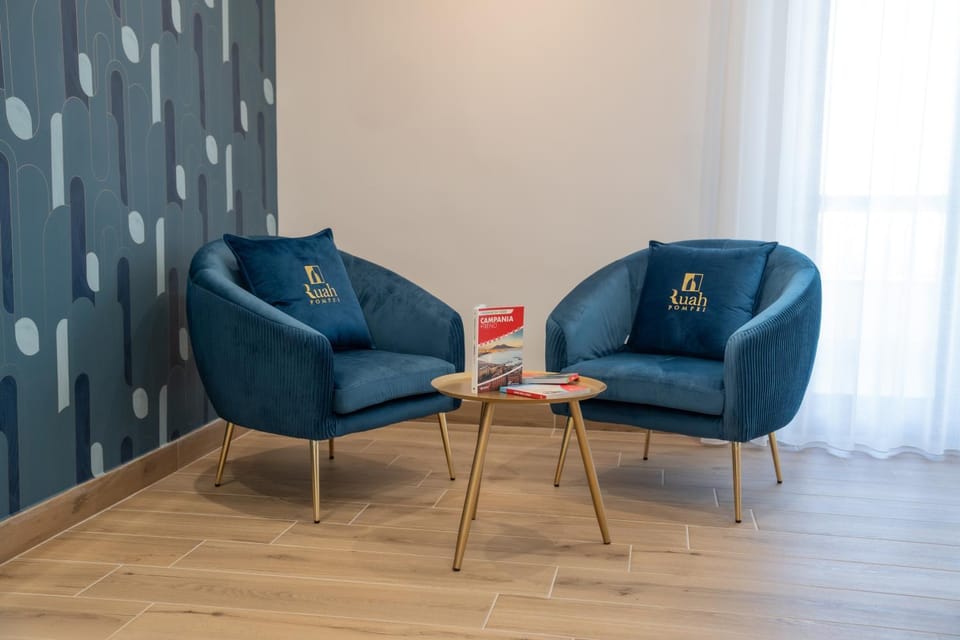 Communal lounge/ TV room, Living room, Seating area