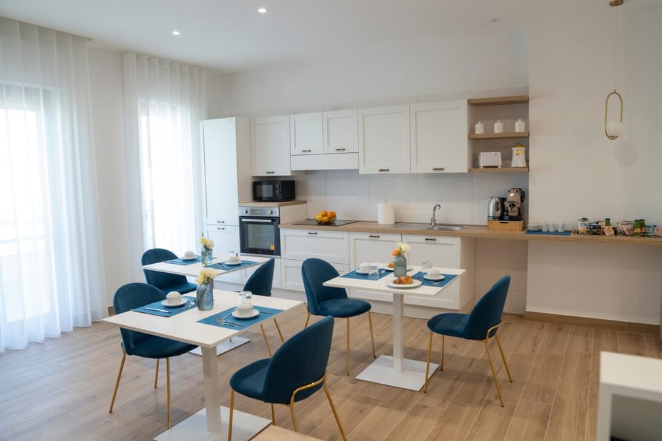 Communal lounge/ TV room, Coffee/tea facilities, Kitchen or kitchenette, Kitchen or kitchenette, Living room, Food and drinks, Seating area, Dining area, Breakfast, oven, stove, toaster