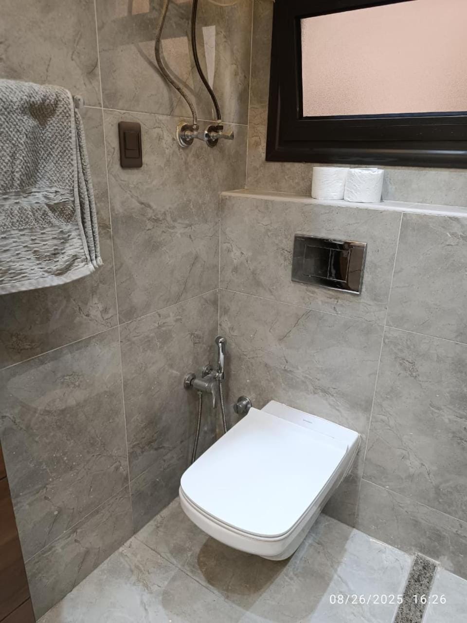 Shower, Toilet, Bathroom, towels