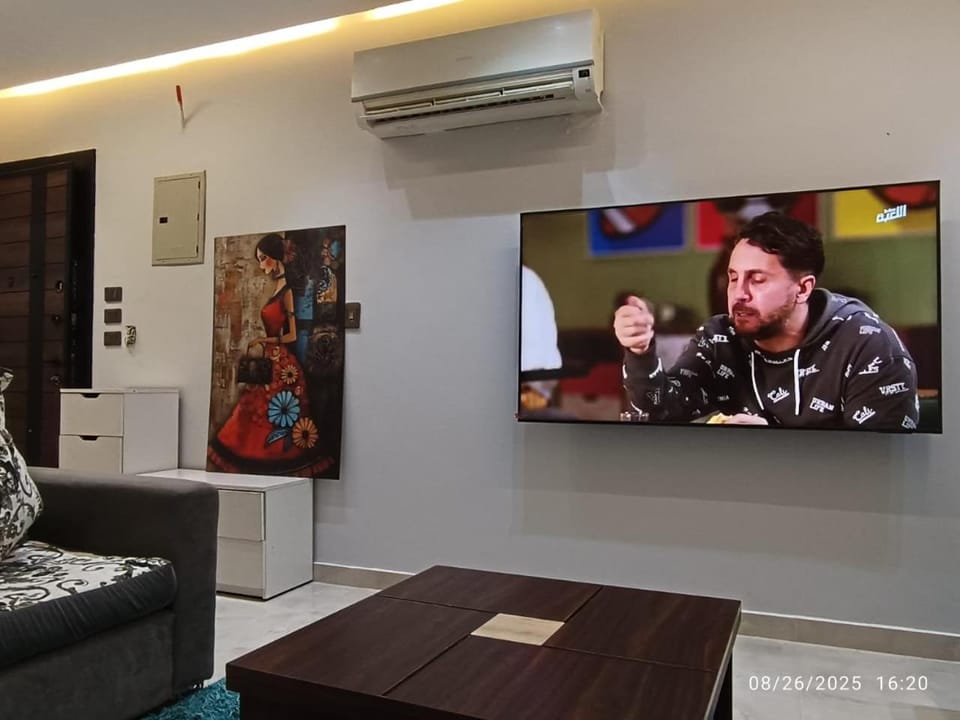 Communal lounge/ TV room, TV and multimedia, Living room, Seating area, air conditioner