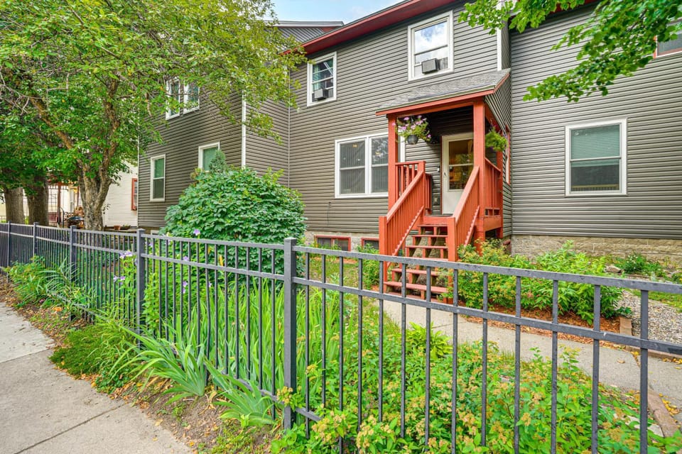 Walk to Bites & Whittier Park: Uptown Getaway! House in Minneapolis