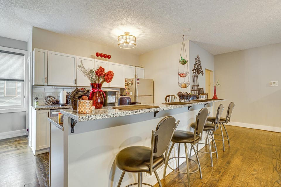 Walk to Bites & Whittier Park: Uptown Getaway! House in Minneapolis