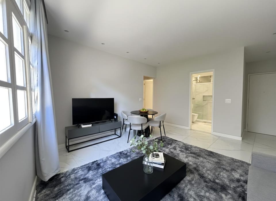 TV and multimedia, Living room, Seating area, Evening entertainment