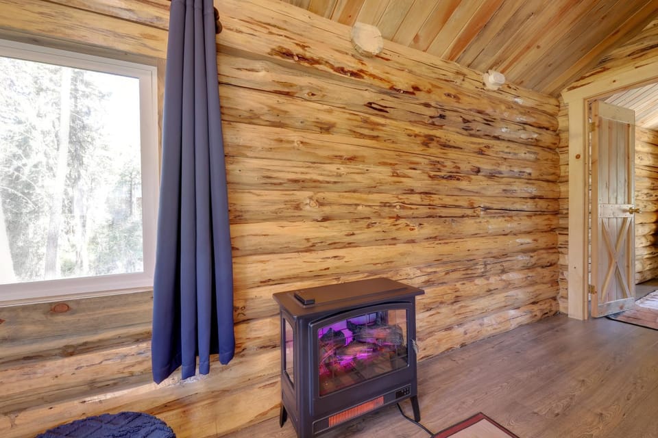 Day Trip to Glacier NP: Nature-Packed Cabin! Cabin in Idaho