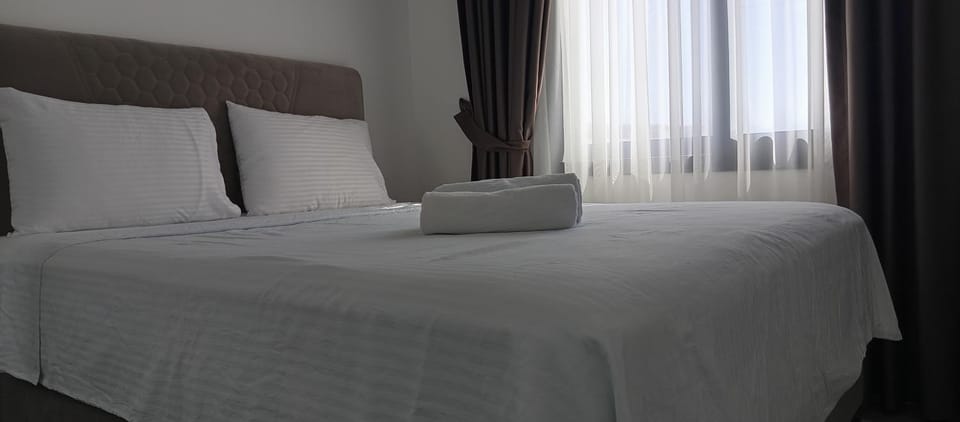 Photo of the whole room, air conditioner