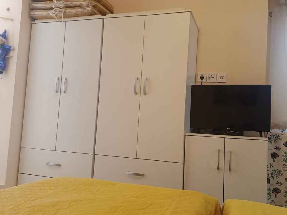 Bed, TV and multimedia, Bedroom, wardrobe