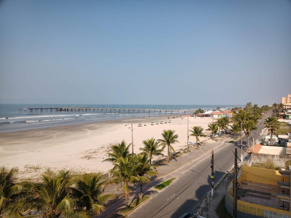 Apartamento pé na areia com sacada e garagem 2 banheiros Apartment in Itanhaém