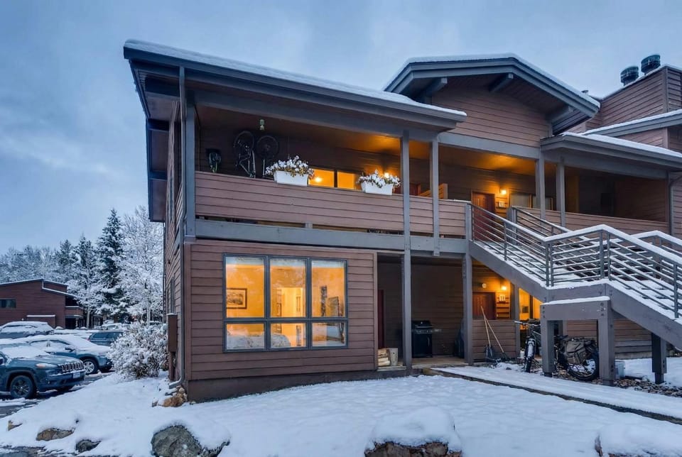 Eagle Vail Escape 3BR Near Skiing and Trails House in Eagle County