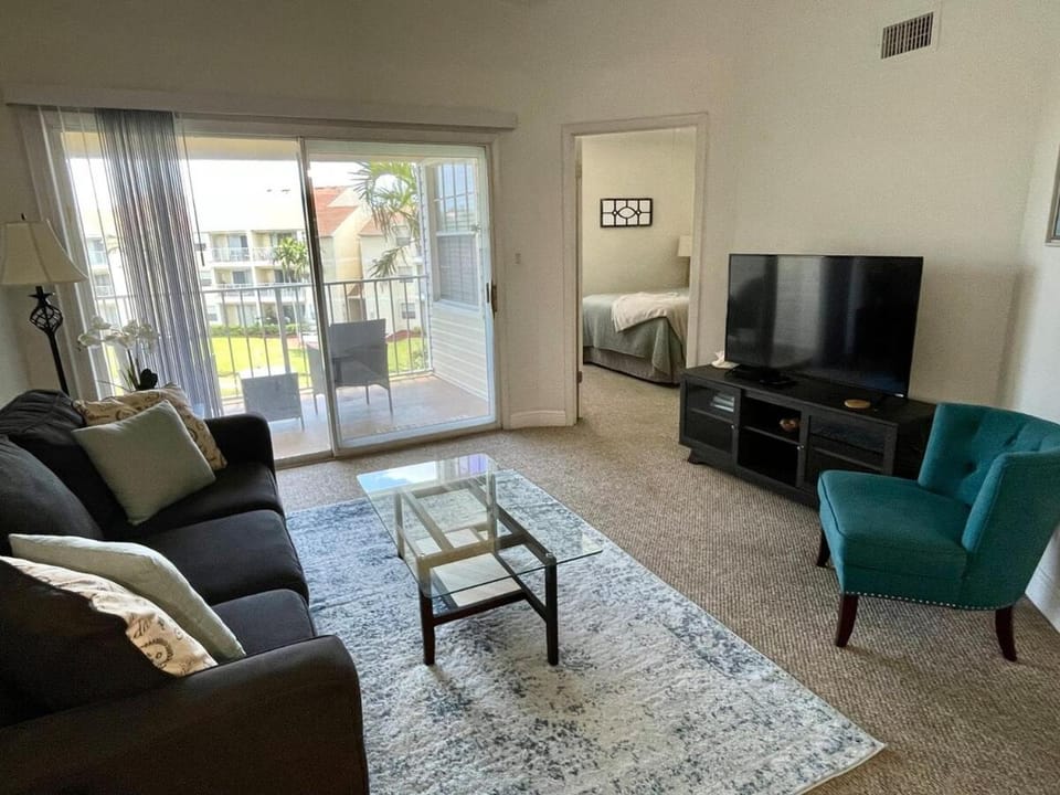 Relaxing Condo with Heated Pool Apartment in Melbourne