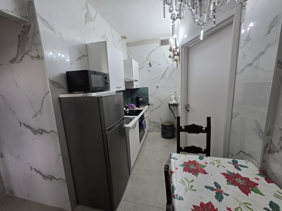 Kitchen or kitchenette, Dining area, minibar, oven, stove