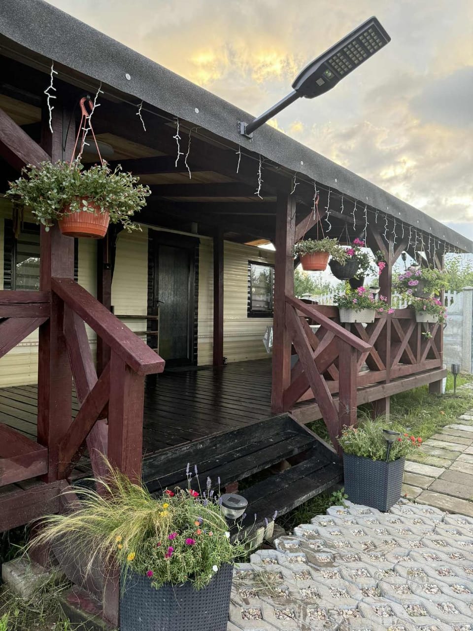 Property building, Day, Garden, Balcony/Terrace