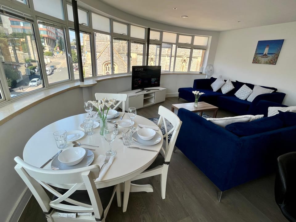 TV and multimedia, Living room, Seating area, Dining area, Entertainment