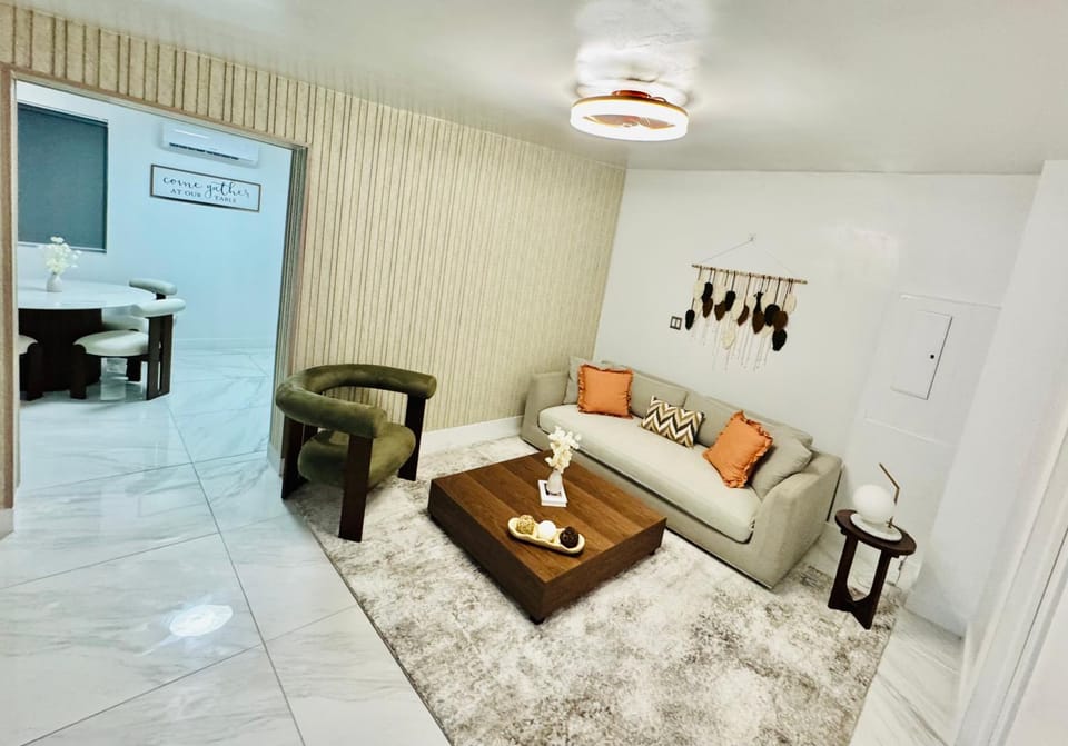 Earth-Toned Escape, Stylish Stay House in Coral Gables