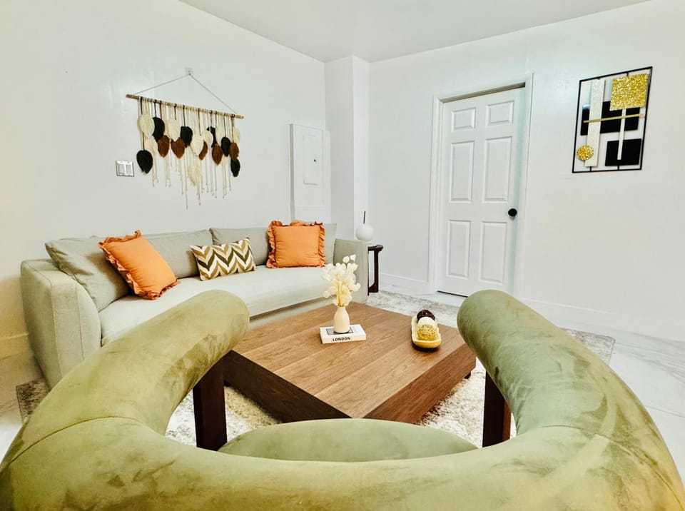 Earth-Toned Escape, Stylish Stay House in Coral Gables