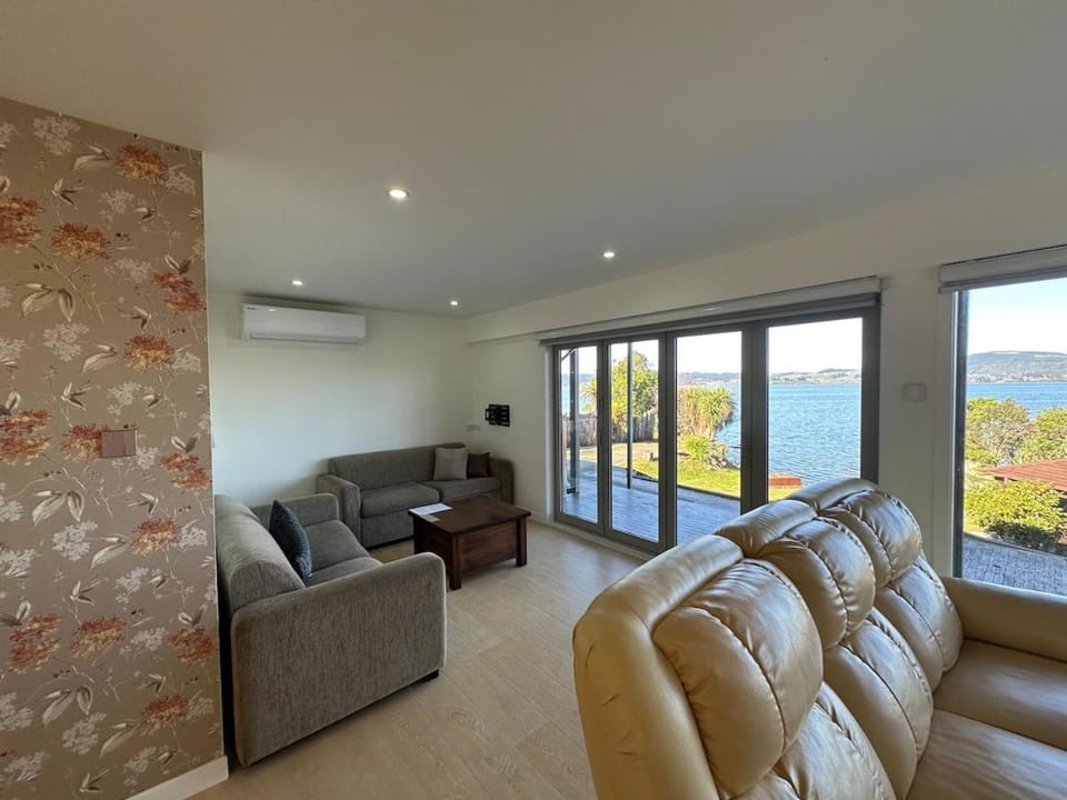 Rotorua Luxury lakeside Resort House in Rotorua