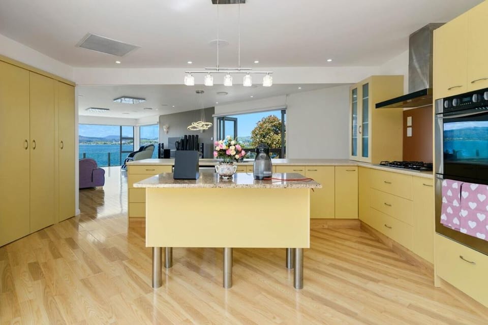 Rotorua Luxury lakeside Resort House in Rotorua