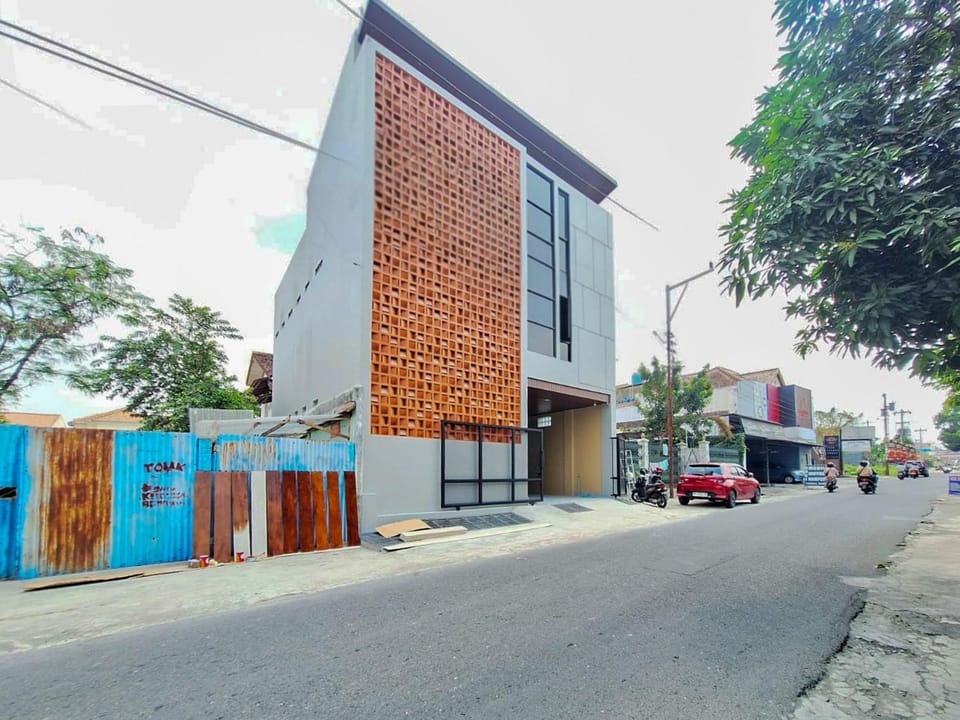 Facade/entrance