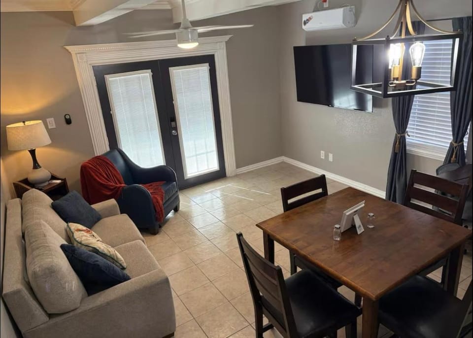 TV and multimedia, Living room, Seating area, Dining area