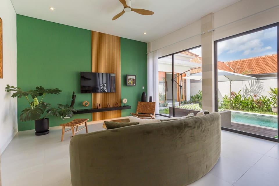 Communal lounge/ TV room, TV and multimedia, Pool view