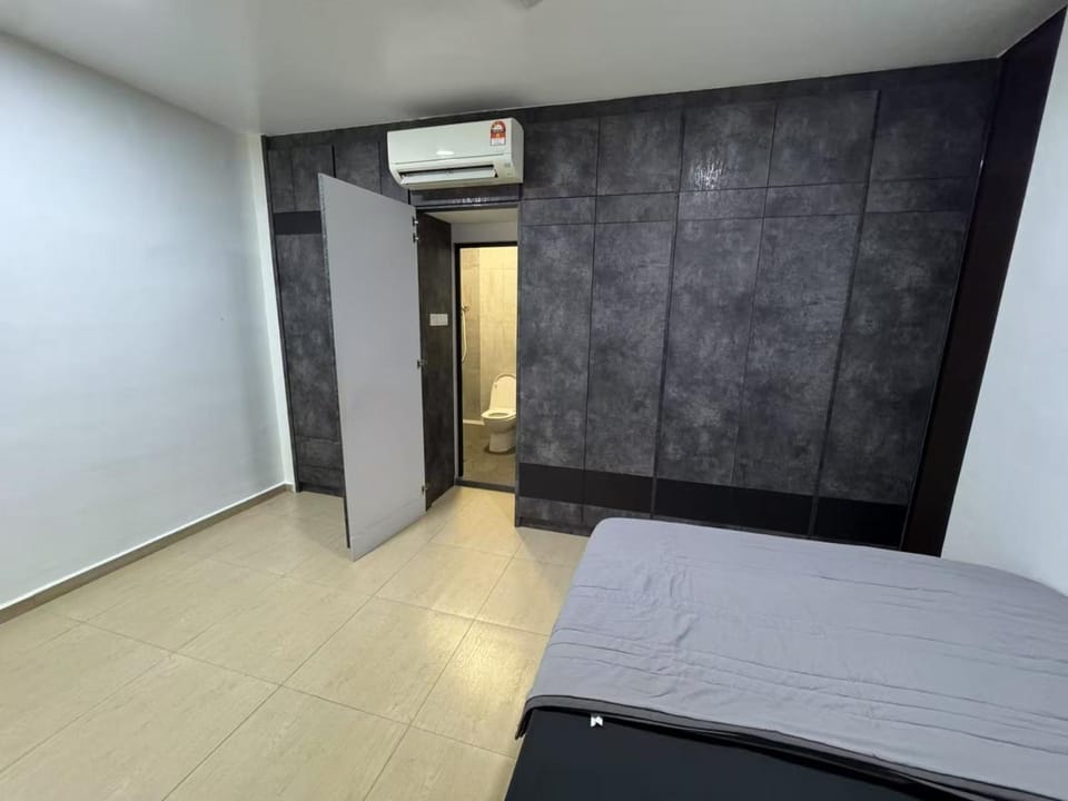 Bed, Bathroom, Photo of the whole room, Bedroom, wardrobe, air conditioner