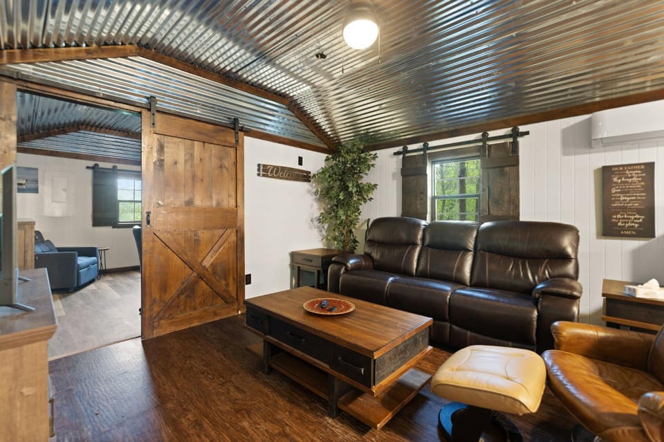 Red River Gorge Creekside Cabin, Hot Tub, Shared Bathhouse Cabin in Kentucky
