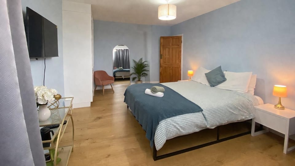 Bed, TV and multimedia, towels