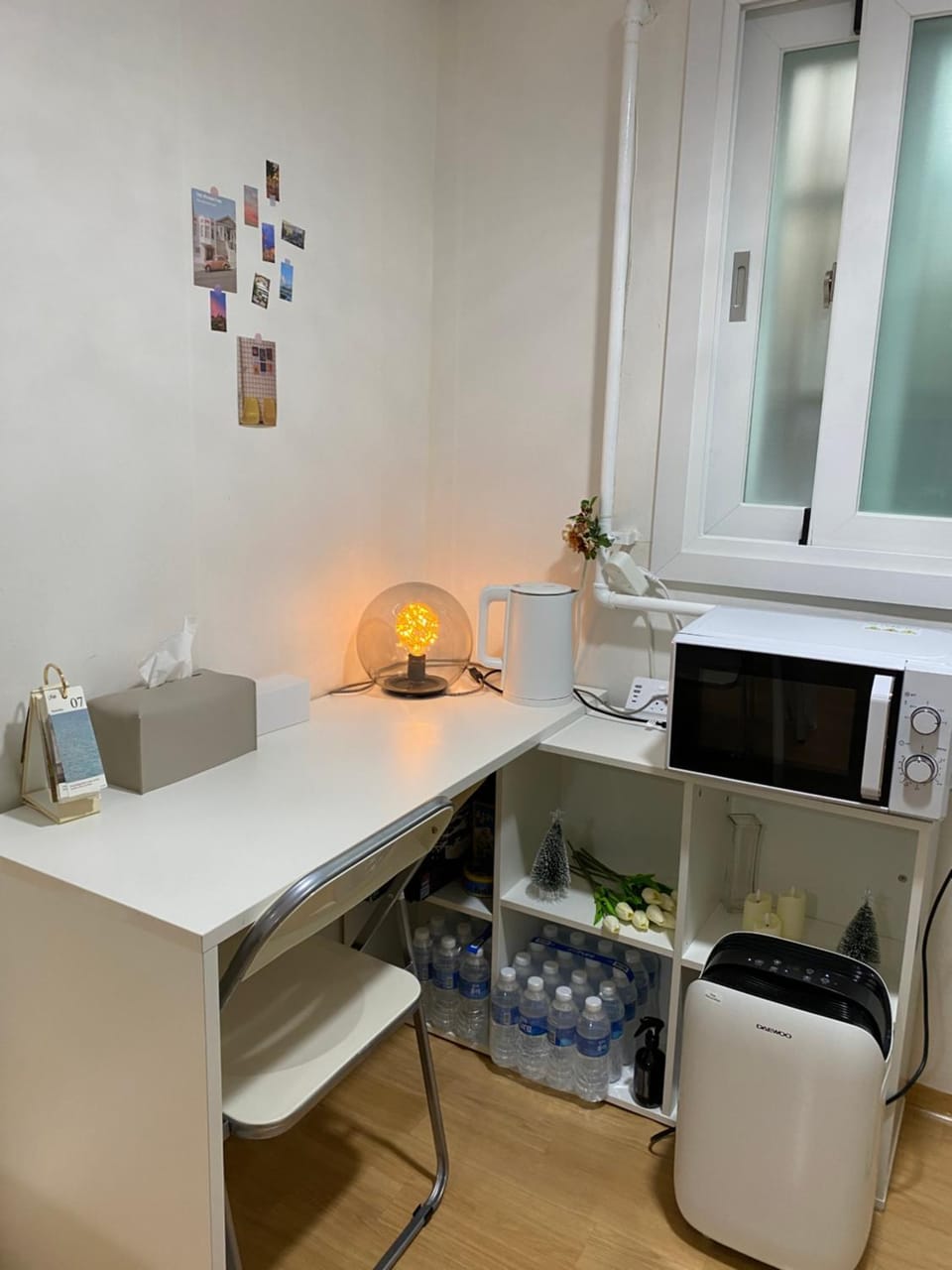 Kitchen or kitchenette, Seating area, Dining area