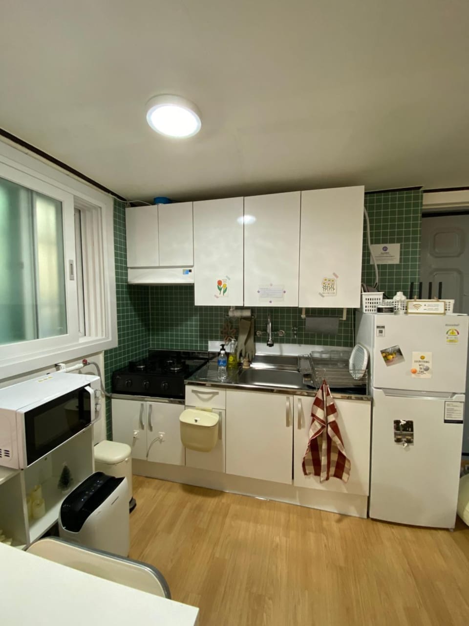 Kitchen or kitchenette, Living room, Seating area, Dining area