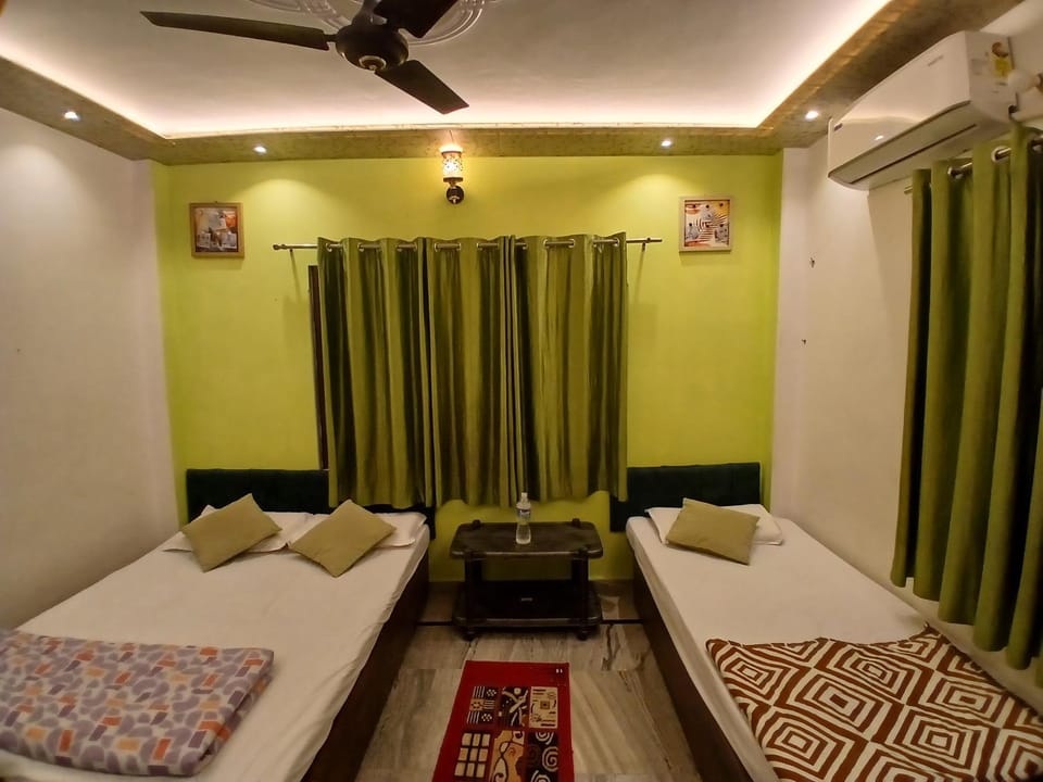 KHS ROOMs near ghat and temples Vacation rental in Varanasi