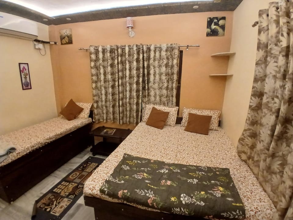 KHS ROOMs near ghat and temples Vacation rental in Varanasi