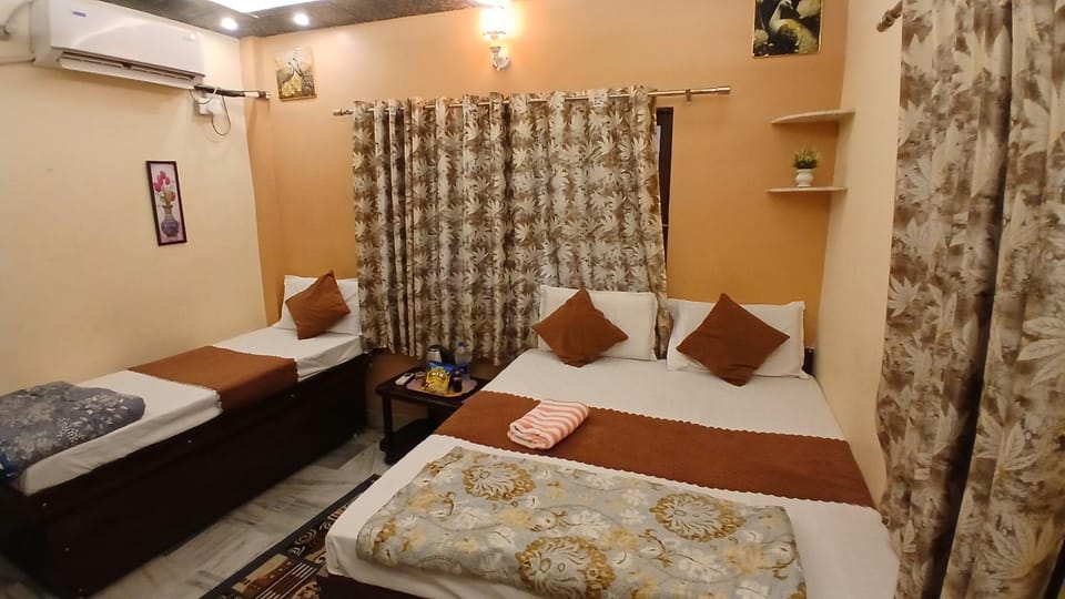 KHS ROOMs near ghat and temples Vacation rental in Varanasi