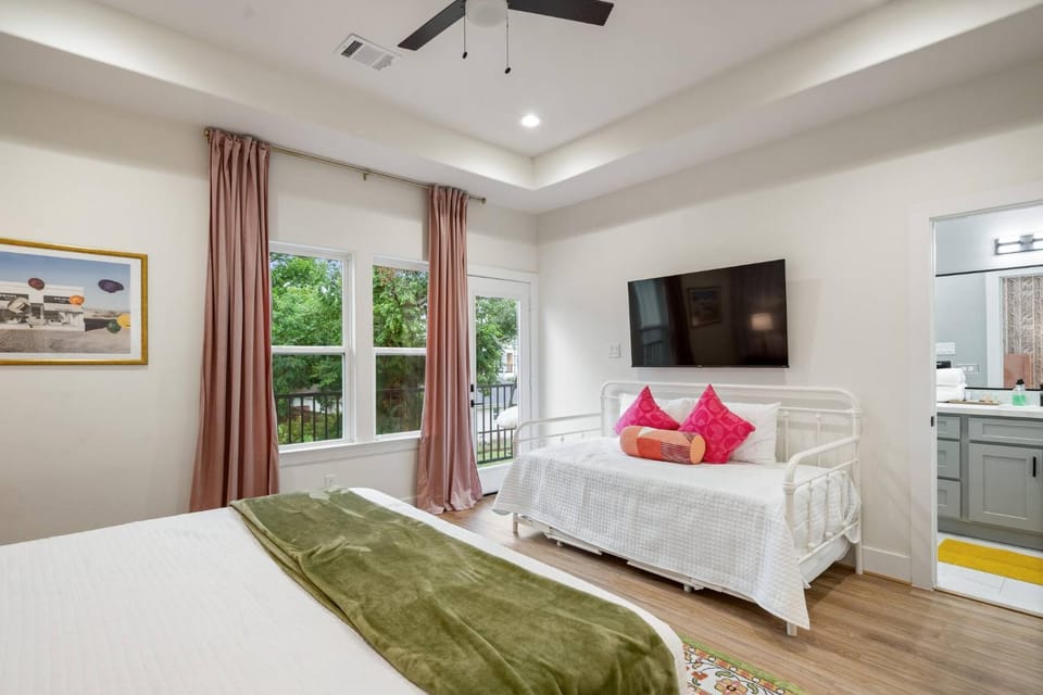 Bed, TV and multimedia, Other, Photo of the whole room